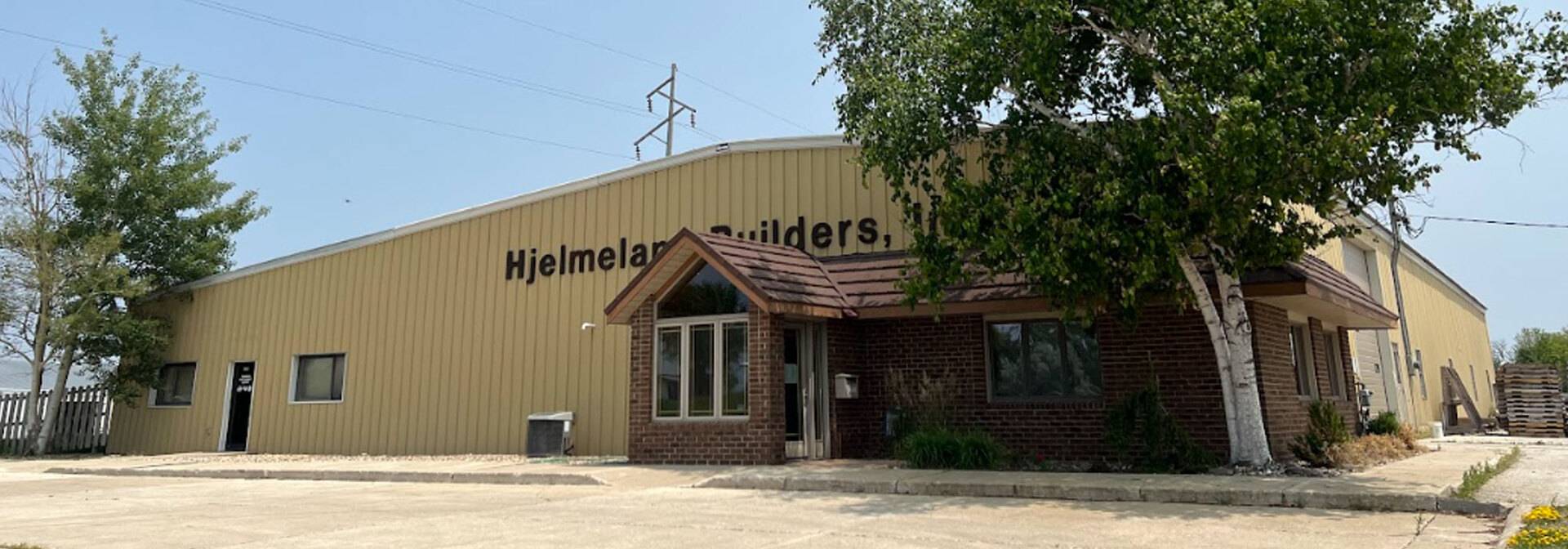 Picture of the outside of Hjelmeland Builders wrehouse